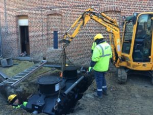 Pose de la station d’épuration FLUIDIFIX® à la mini pelle