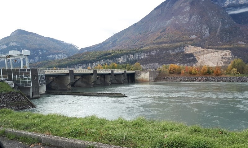 Centrale hydroélectrique équipée d’un dispositif d’assainissement autonome