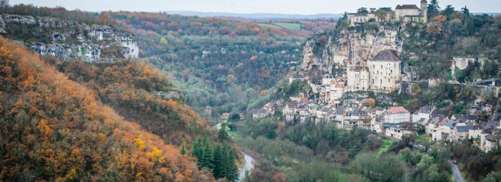 Assainissement Autonome : Votre Partenaire en Assainissement dans la Région Occitanie 1 paysage de montagne et ville de Rocamadour