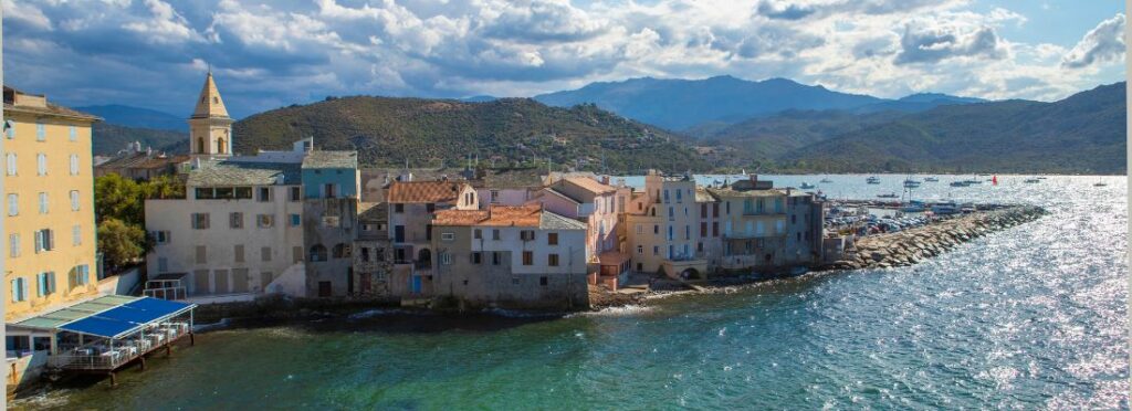 Votre projet d'assainissement en Corse 1 vue d'une ville en corse en bord de mer